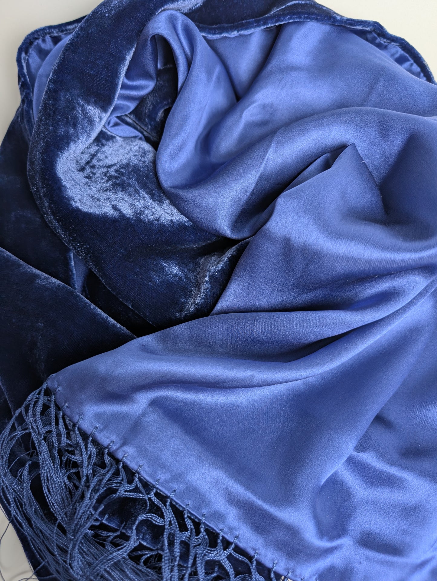 Samtschal mit Satinrückseite aus 100% Seide und Fransen in Royalblau, Detailansicht, 150x45 cm