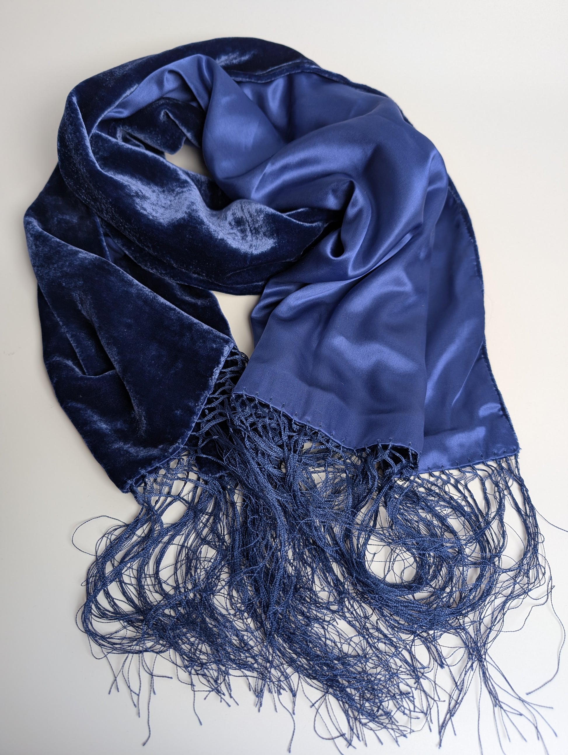 Samtschal mit Satinrückseite aus 100% Seide und Fransen in Royalblau, liegend, 150x45 cm