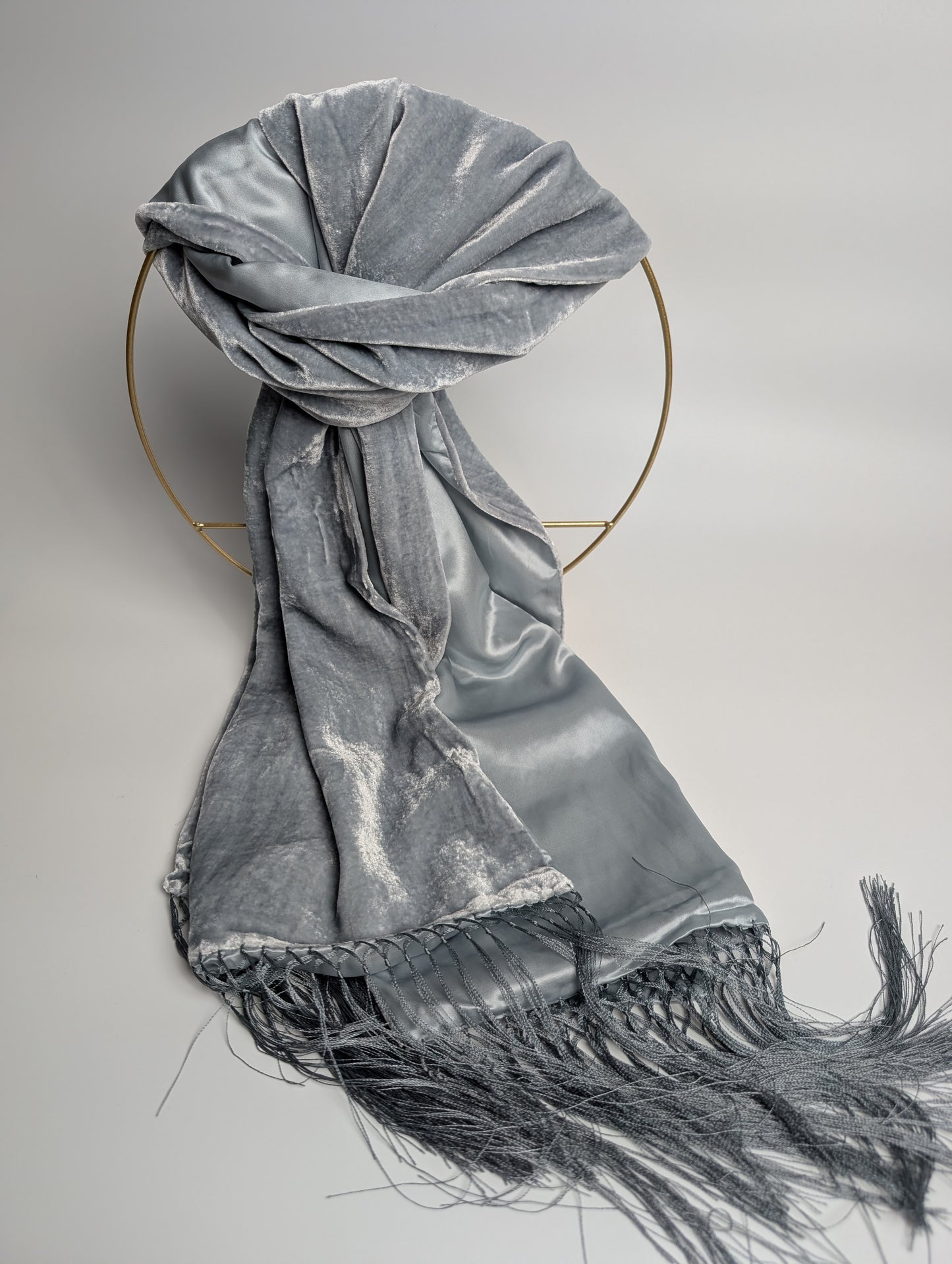Samtschal mit Satinrückseite aus 100% Seide und Fransen in Grau, 150x45 cm