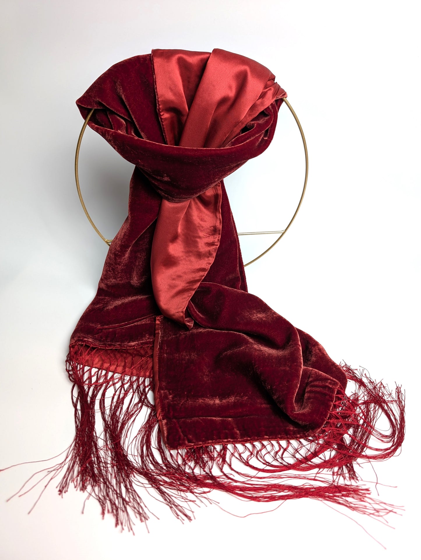 Samtschal mit Satinrückseite aus 100% Seide und Fransen in Rot, 150x45 cm