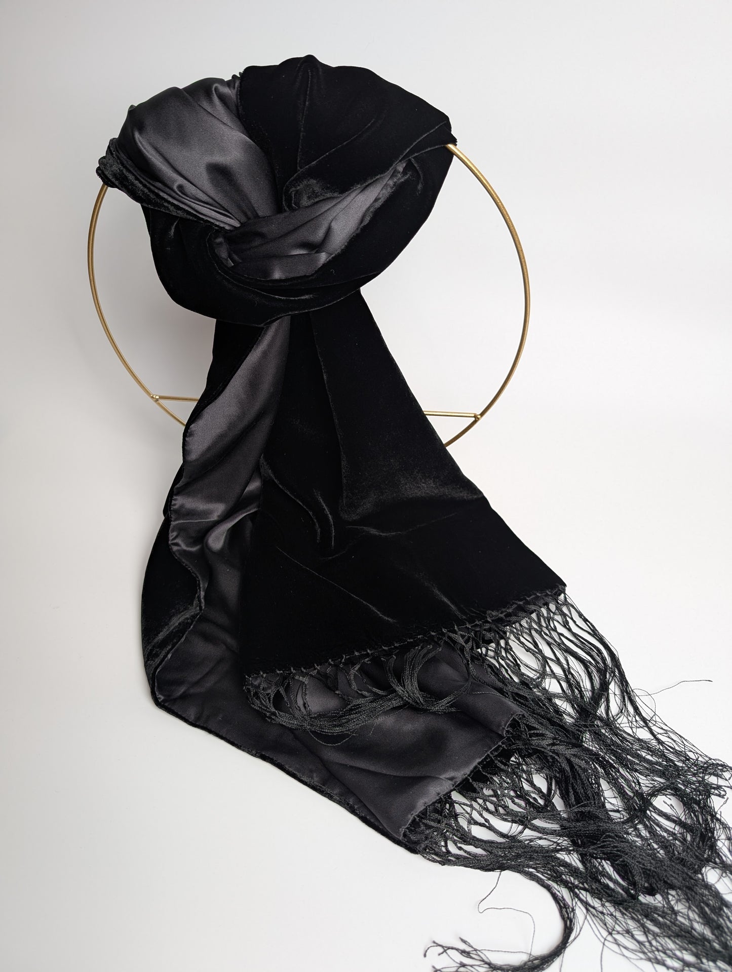 Samtschal mit Satinrückseite aus 100% Seide und Fransen in Schwarz, 150x45 cm