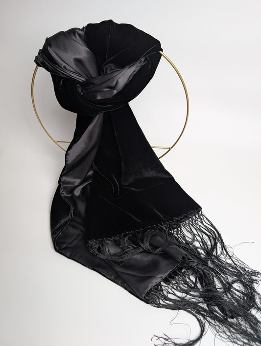 Samtschal mit Satinrückseite aus 100% Seide und Fransen in Schwarz, 150x45 cm