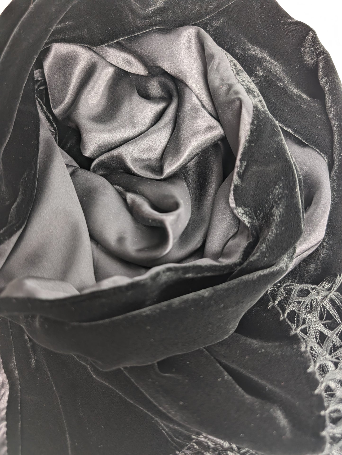 Samtschal mit Satinrückseite aus 100% Seide und Fransen in Schwarz, Detailansicht, 150x45 cm