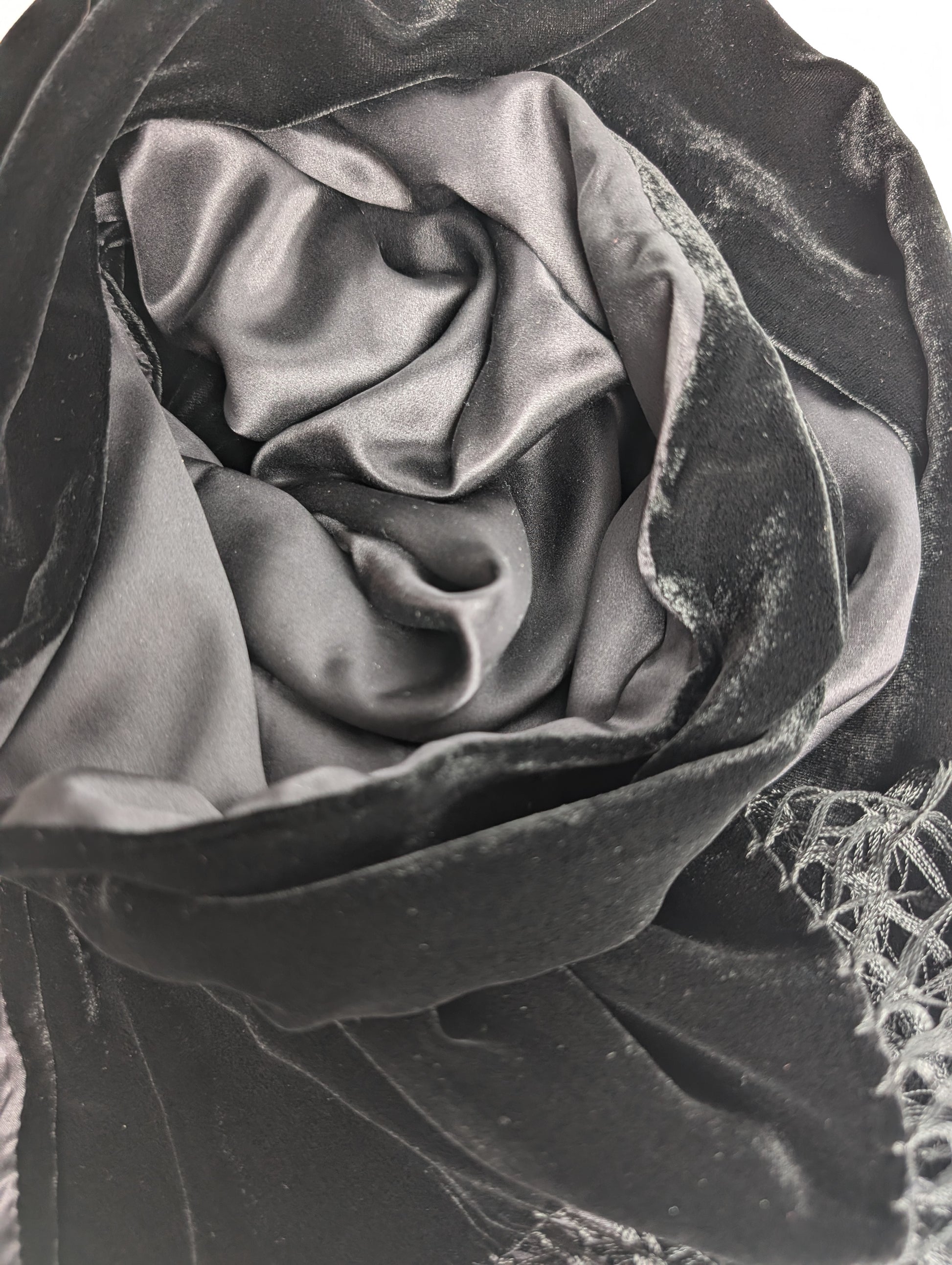 Samtschal mit Satinrückseite aus 100% Seide und Fransen in Schwarz, Detailansicht, 150x45 cm