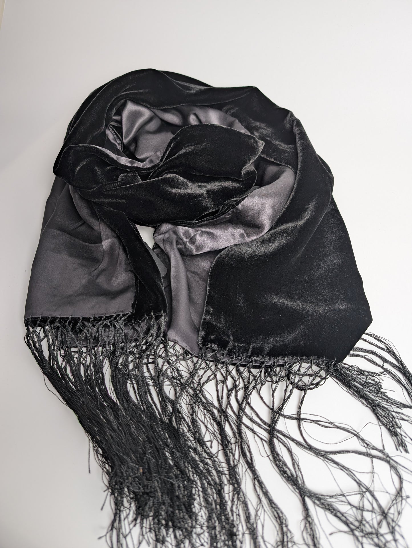 Samtschal mit Satinrückseite aus 100% Seide und Fransen in Schwarz, liegend, 150x45 cm