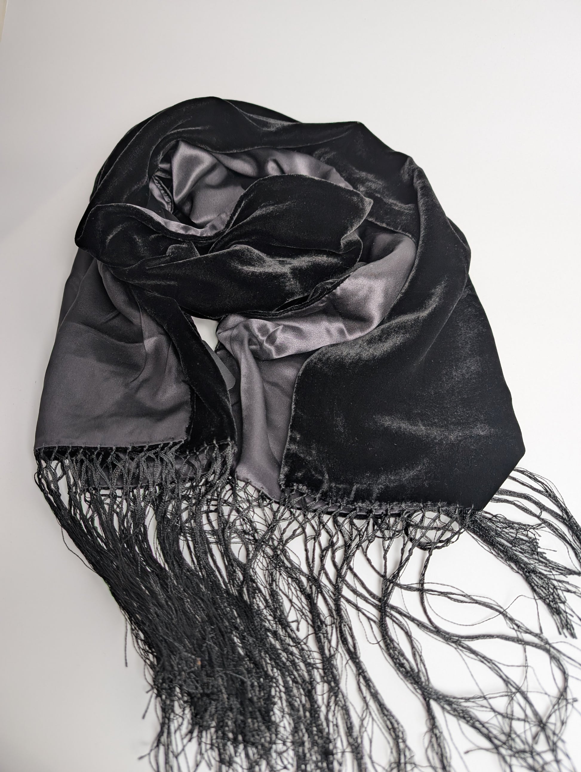 Samtschal mit Satinrückseite aus 100% Seide und Fransen in Schwarz, liegend, 150x45 cm