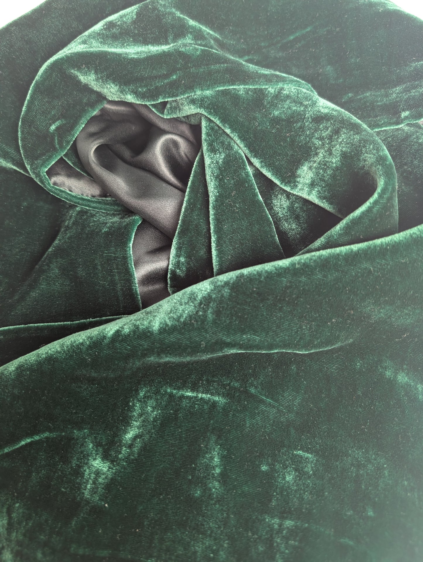 Samtschal mit Satinrückseite aus 100% Seide und Fransen in Dunkelgrün, Detailansicht, 150x45 cm