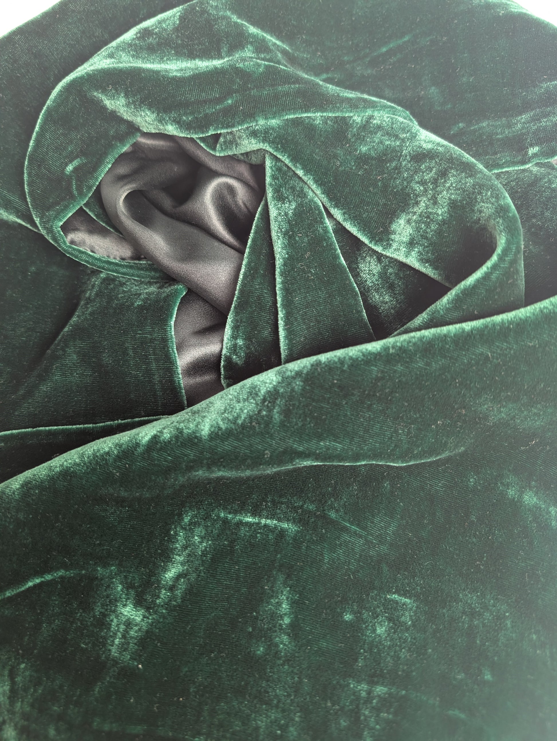 Samtschal mit Satinrückseite aus 100% Seide und Fransen in Dunkelgrün, Detailansicht, 150x45 cm