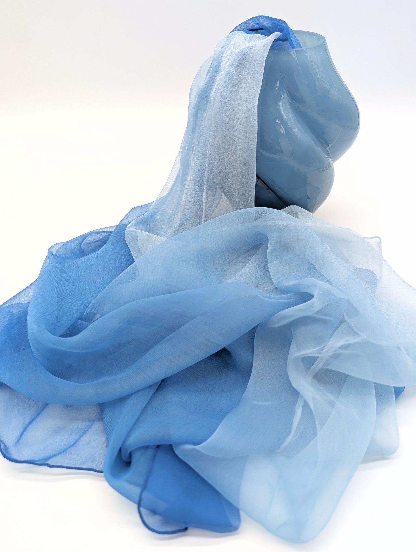 100% Chiffon Seidenschal mit sanften Blauverlauf