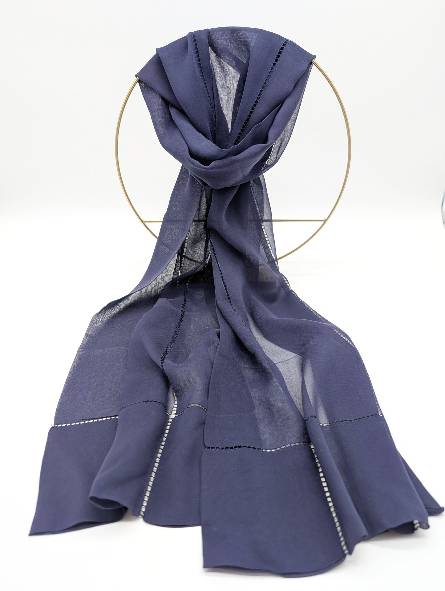 100% Chiffon Seidenschal mit doppelten Rand und filigranen Löchermuster in Blau Vorderansicht