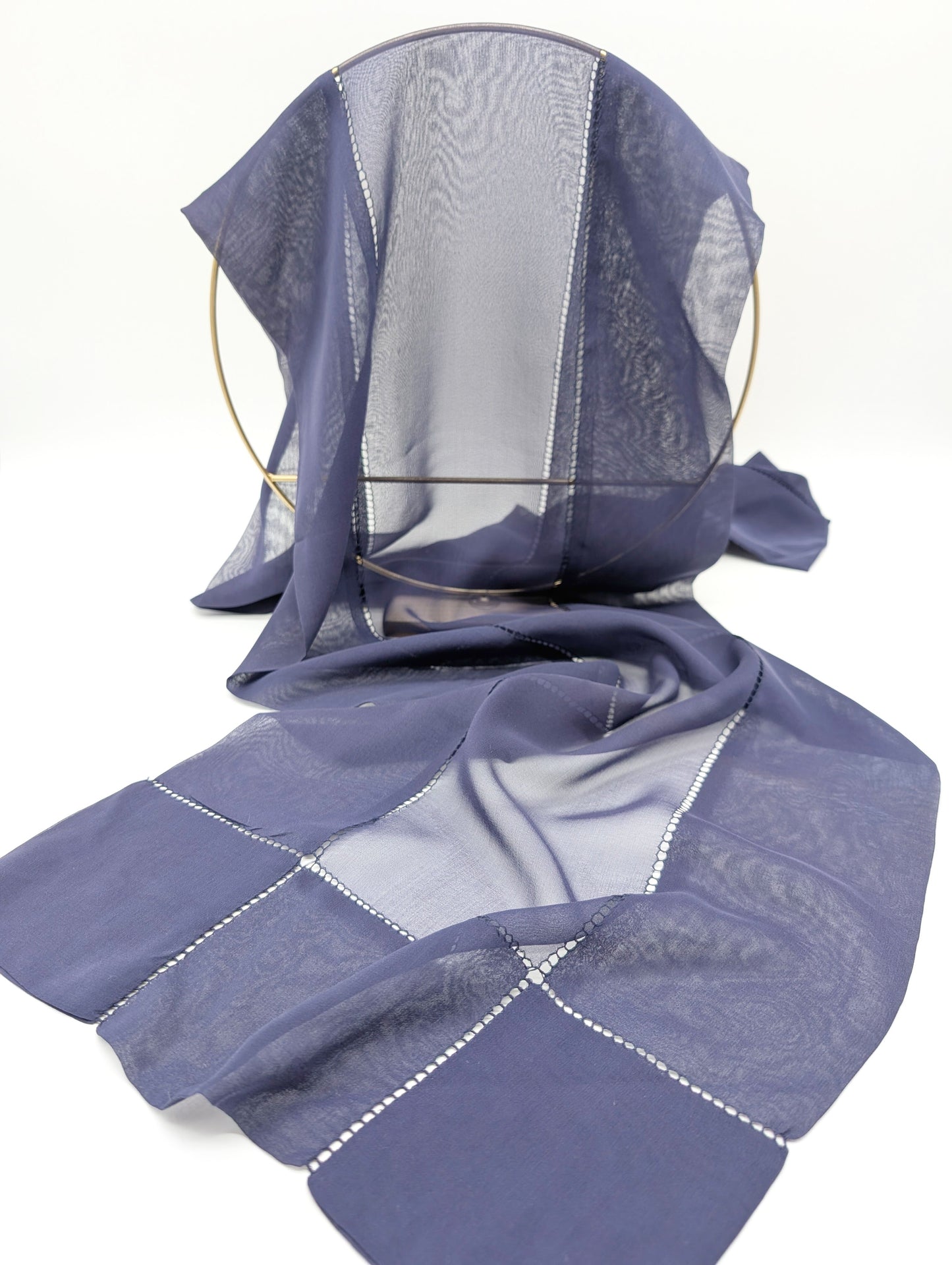 100% Chiffon Seidenschal mit doppelten Rand und filigranen Löchermuster in Blau Vorderansicht
