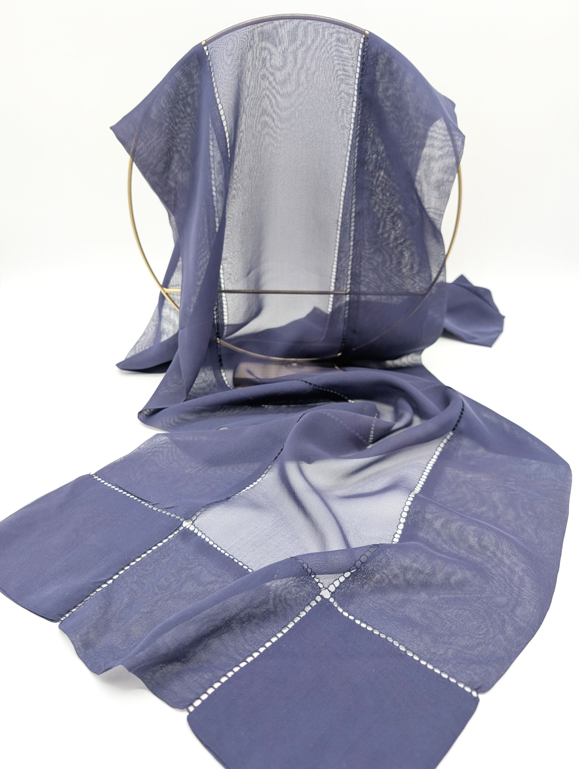 100% Chiffon Seidenschal mit doppelten Rand und filigranen Löchermuster in Blau Vorderansicht