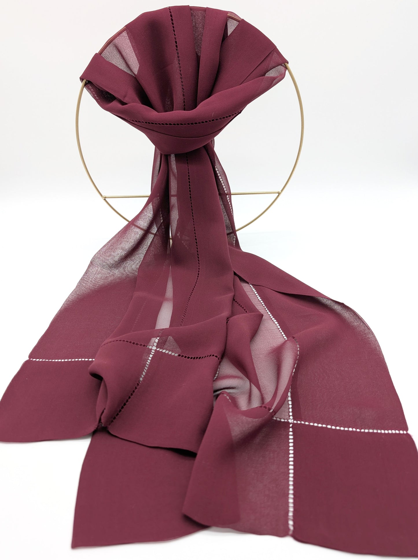 100% Chiffon Seidenschal mit doppelten Rand und filigranen Löchermuster in Bordeaux Vorderansicht