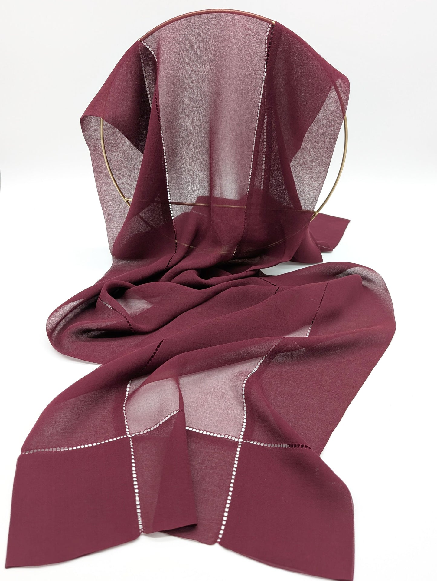100% Chiffon Seidenschal mit doppelten Rand und filigranen Löchermuster in Bordeaux Vorderansicht