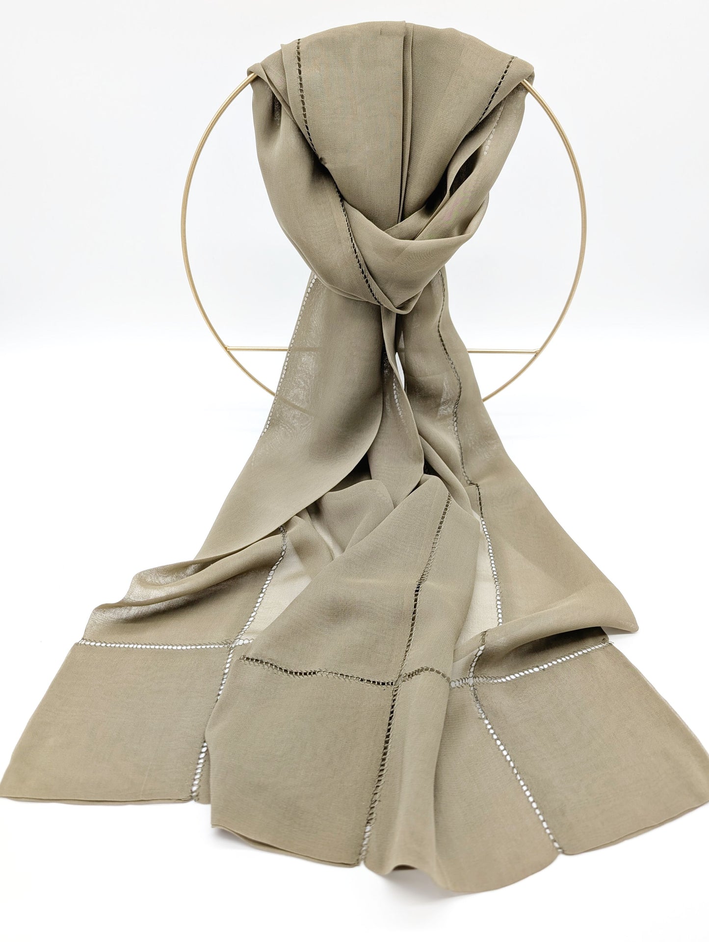 100% Chiffon Seidenschal mit doppelten Rand und filigranen Löchermuster in Moosgrün