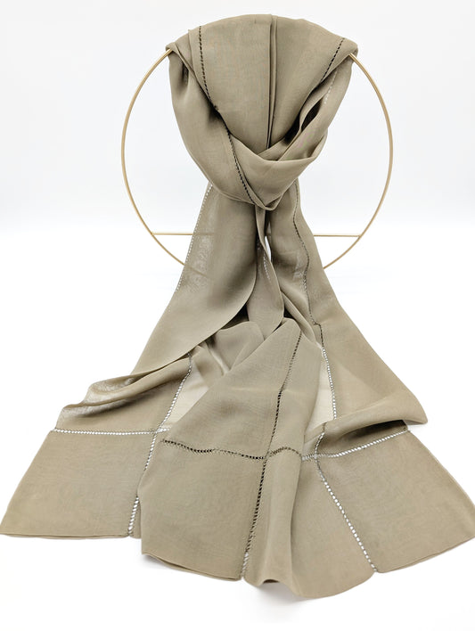 100% Chiffon Seidenschal mit doppelten Rand und filigranen Löchermuster in Moosgrün
