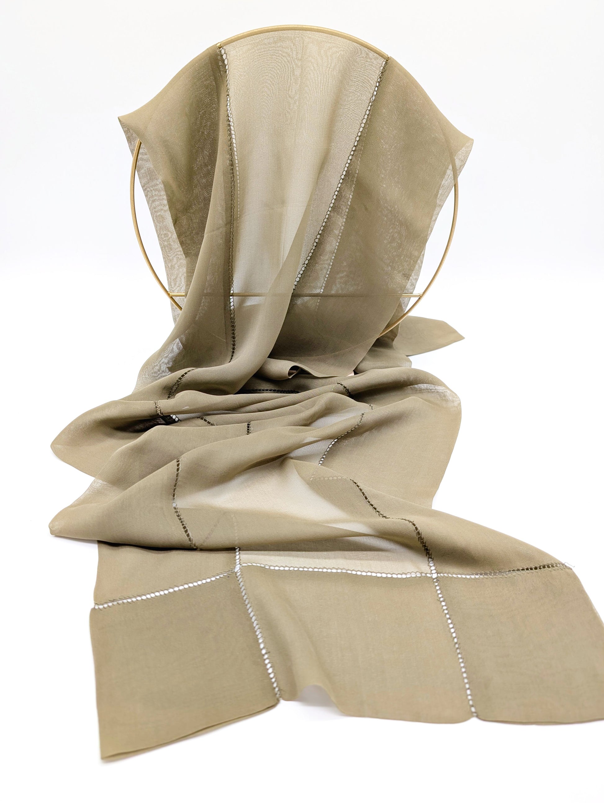 100% Chiffon Seidenschal mit doppelten Rand und filigranen Löchermuster in Moosgrün Vorderansicht
