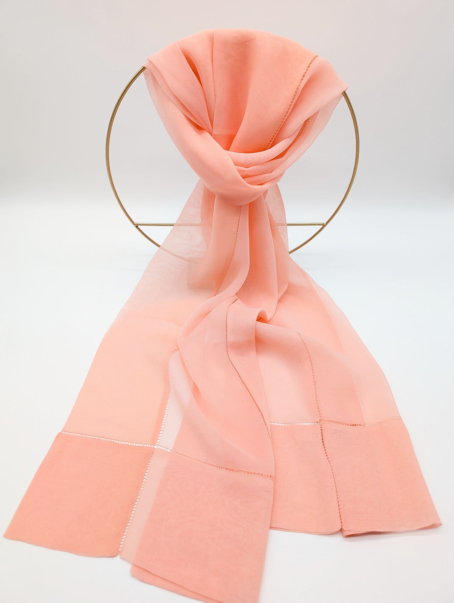 100% Chiffon Seidenschal mit doppelten Rand und filigranen Löchermuster in Rosa