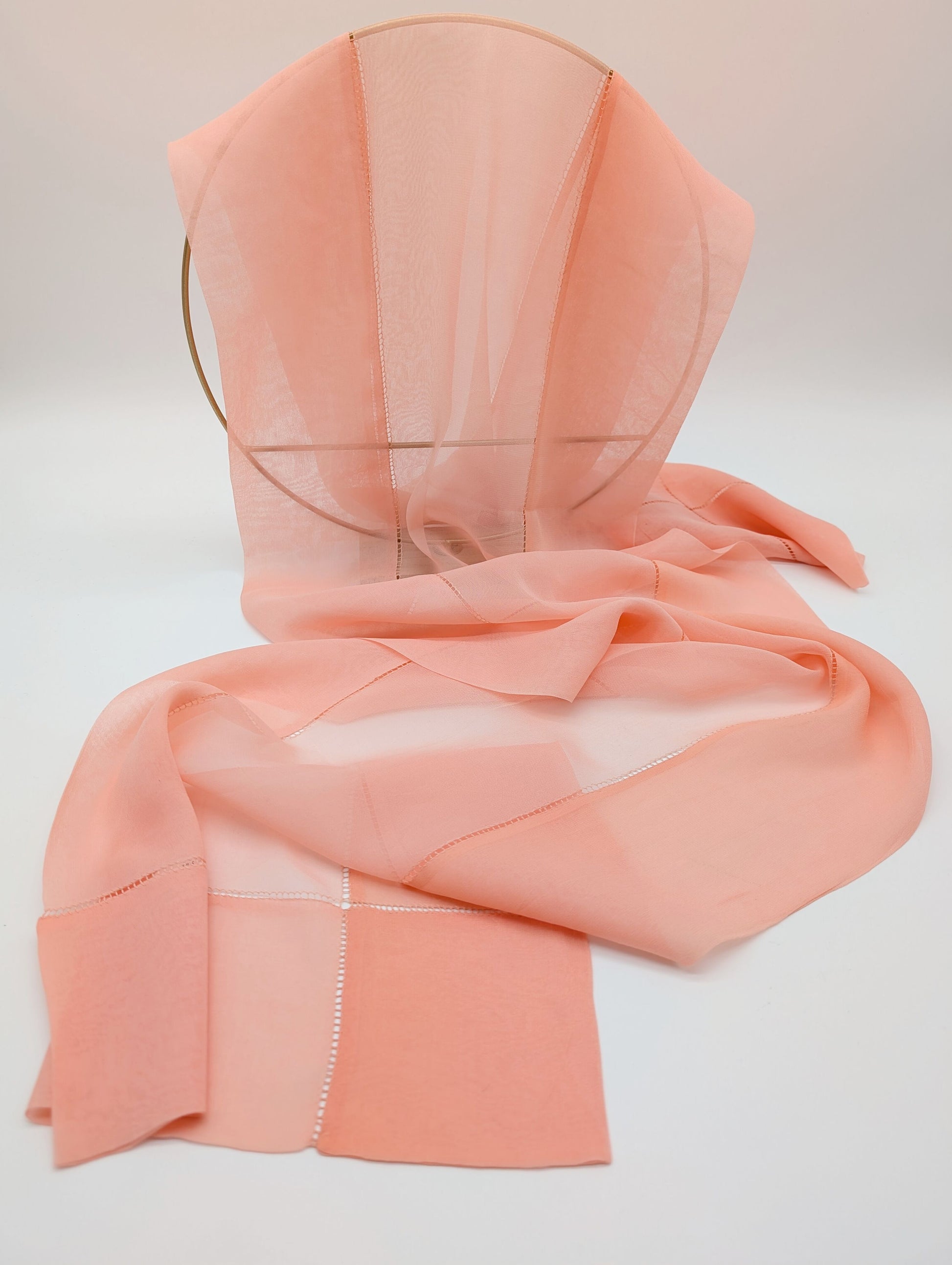 100% Chiffon Seidenschal mit doppelten Rand und filigranen Löchermuster in Rosa Vorderansicht