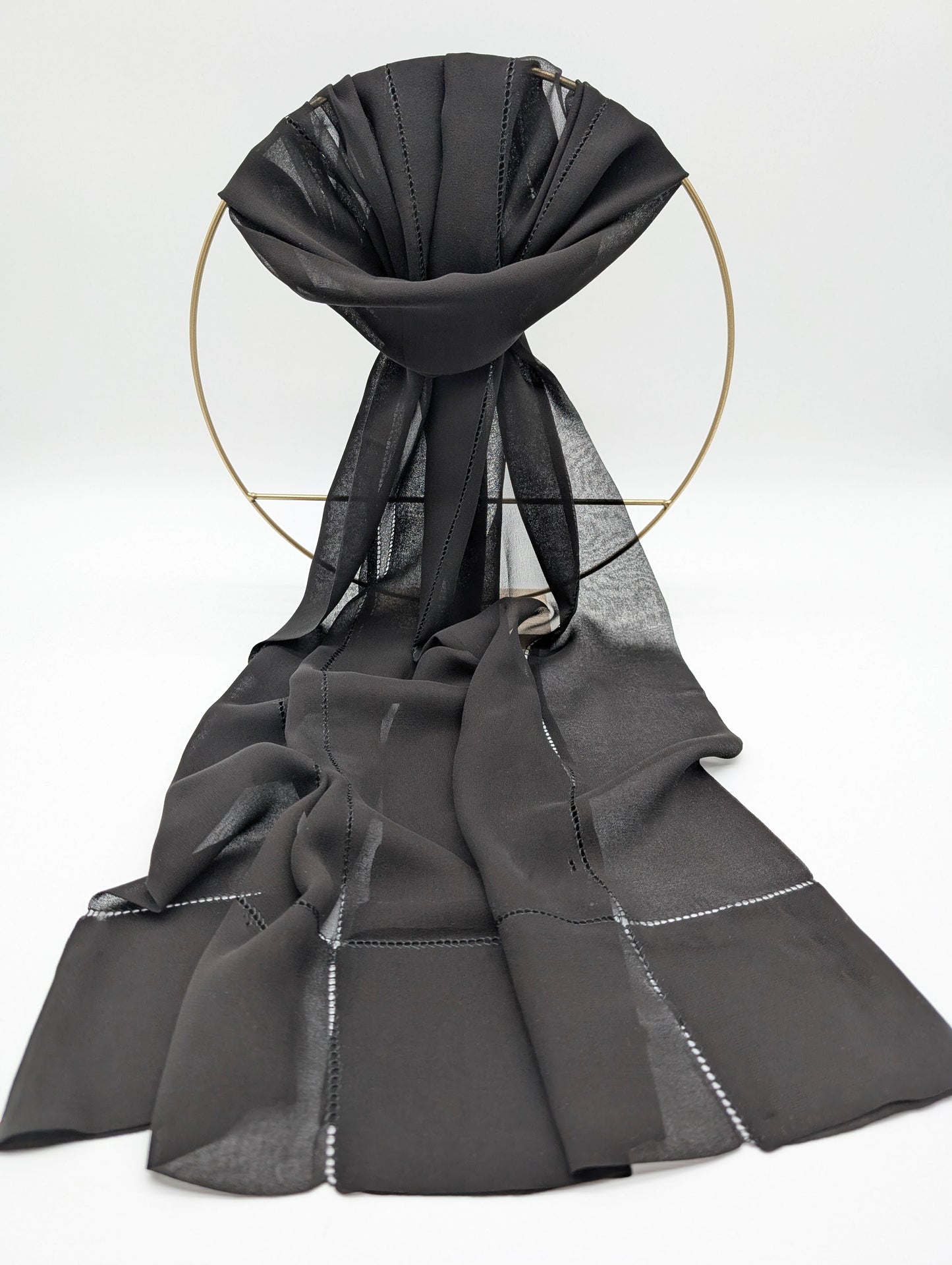 100% Chiffon Seidenschal mit doppelten Rand und filigranen Löchermuster in Schwarz Vorderansicht