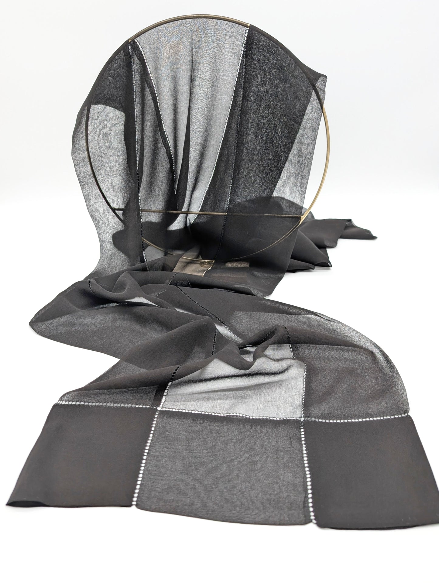 100% Chiffon Seidenschal mit doppelten Rand und filigranen Löchermuster in Schwarz Vorderansicht