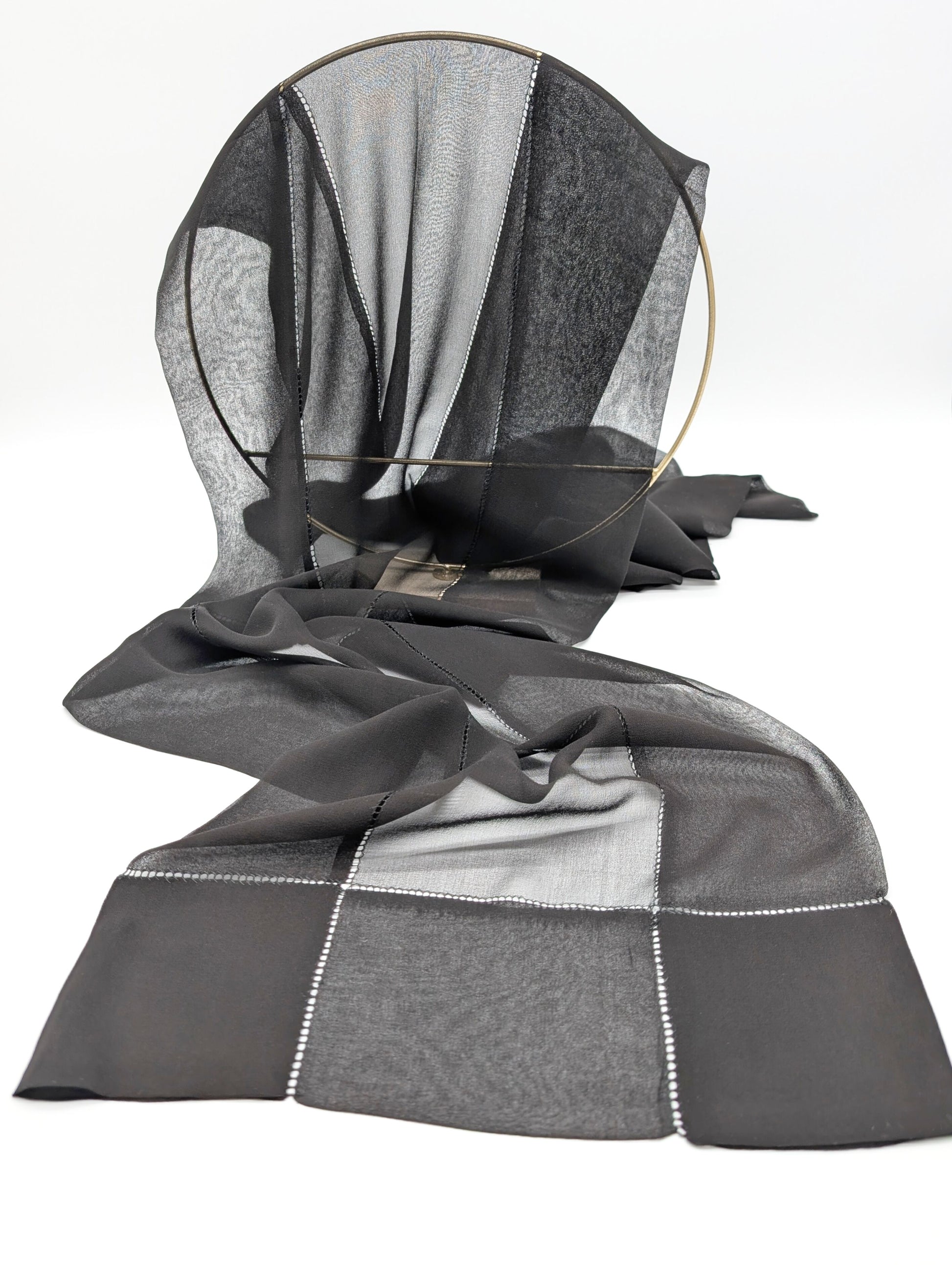 100% Chiffon Seidenschal mit doppelten Rand und filigranen Löchermuster in Schwarz Vorderansicht