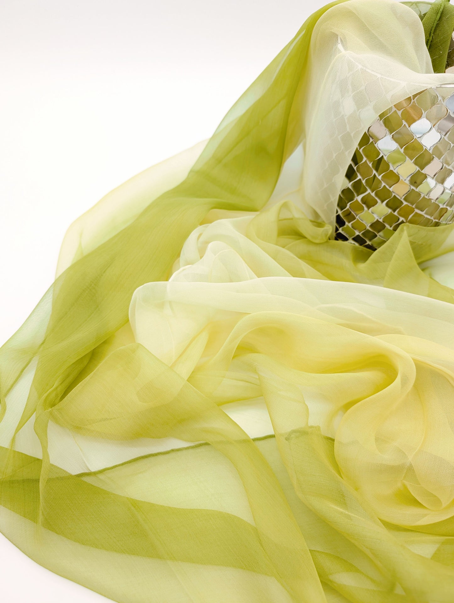 100% Chiffon Seidenschal mit sanften Grünverlauf