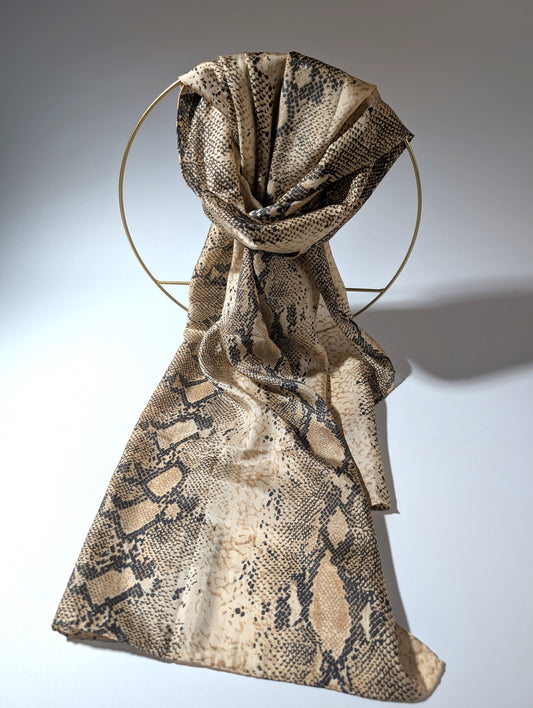 Zeitlose Raffinesse – Seidenschal mit stilvollem Schlangenmuster