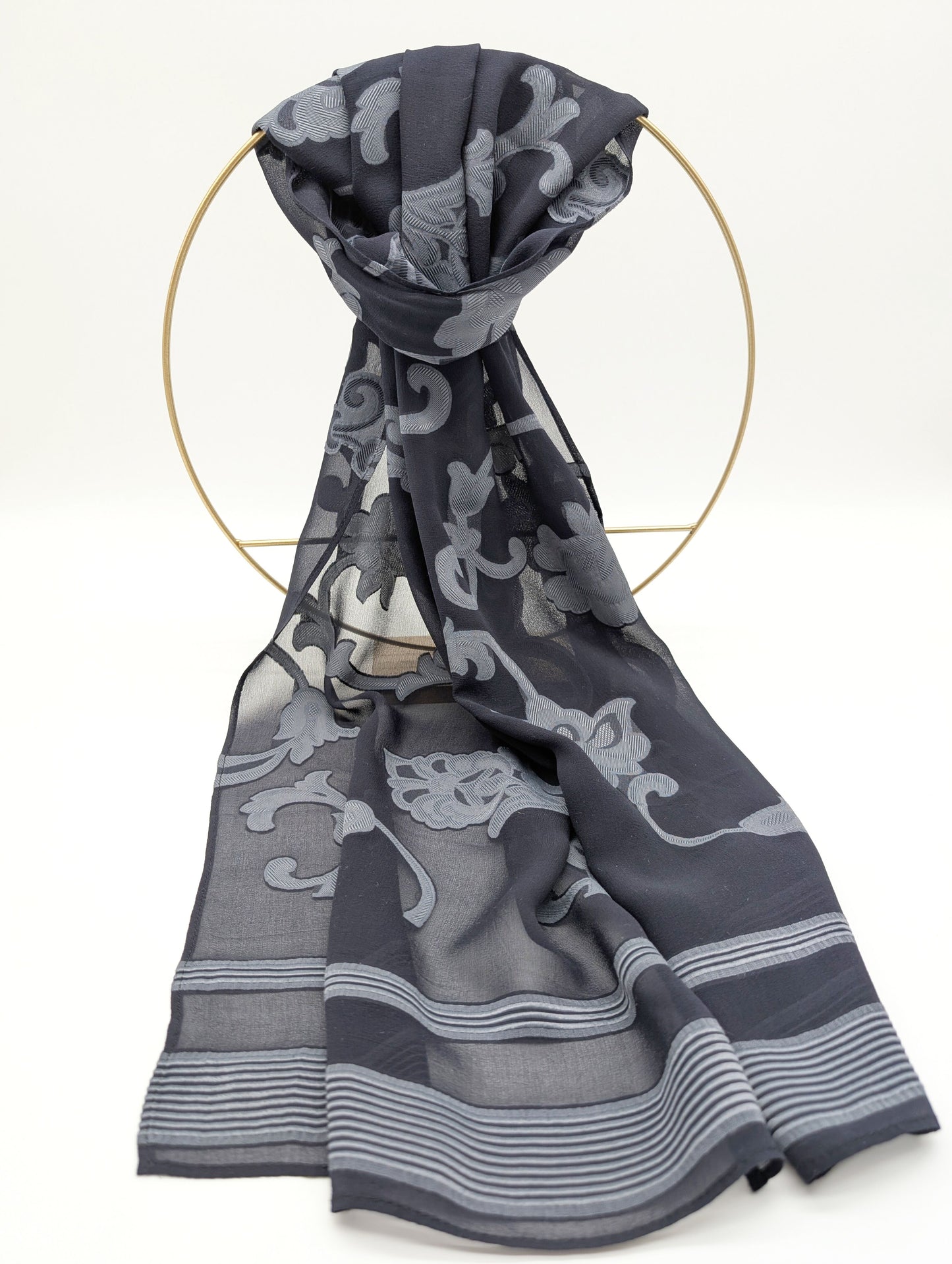 Eleganter schwarzer Chiffon Viskose-Seidenschal mit grauem gewebtem floralem Barockmuster