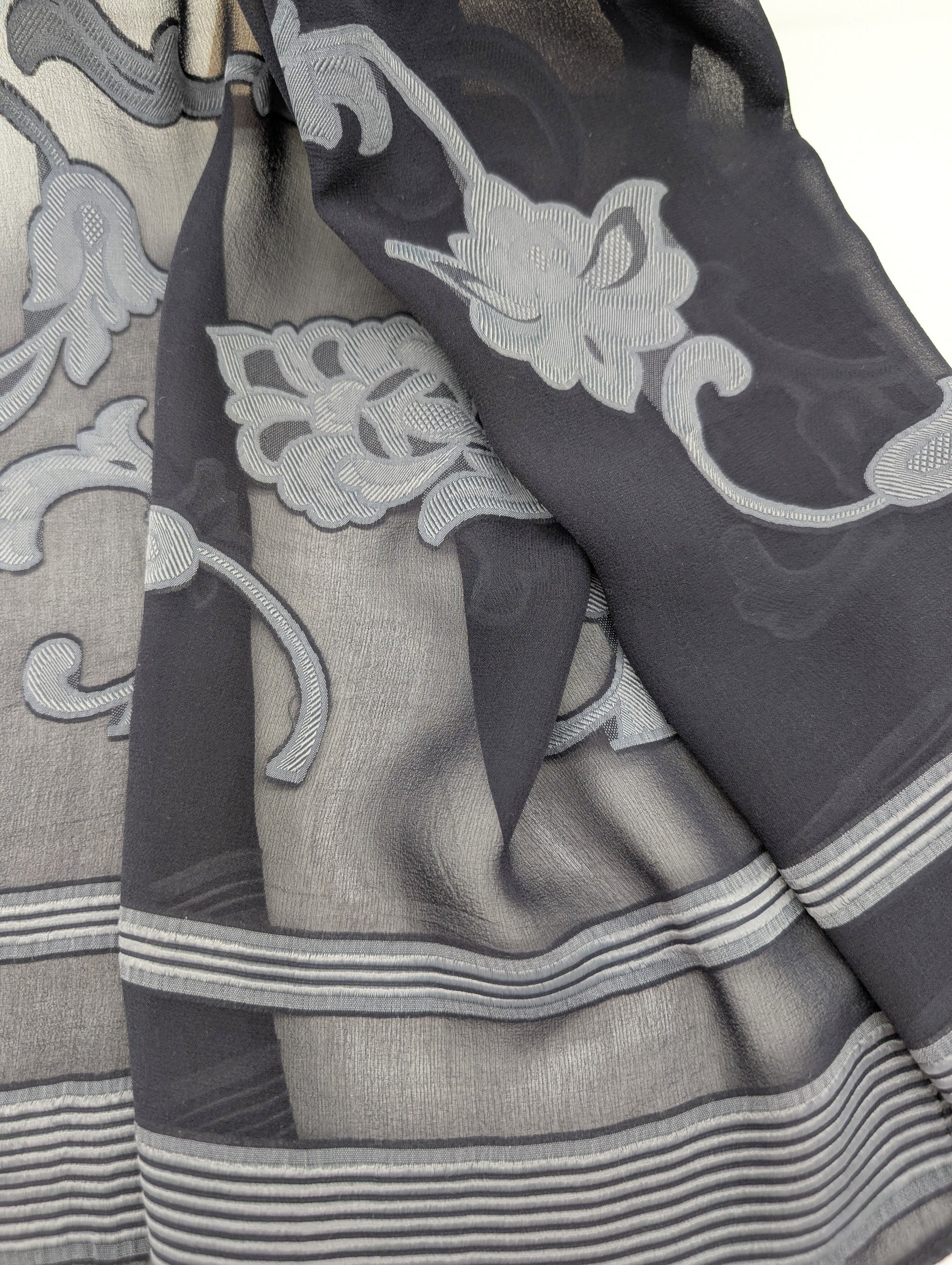 Eleganter schwarzer Chiffon Viskose-Seidenschal mit grauem gewebtem floralem Barockmuster