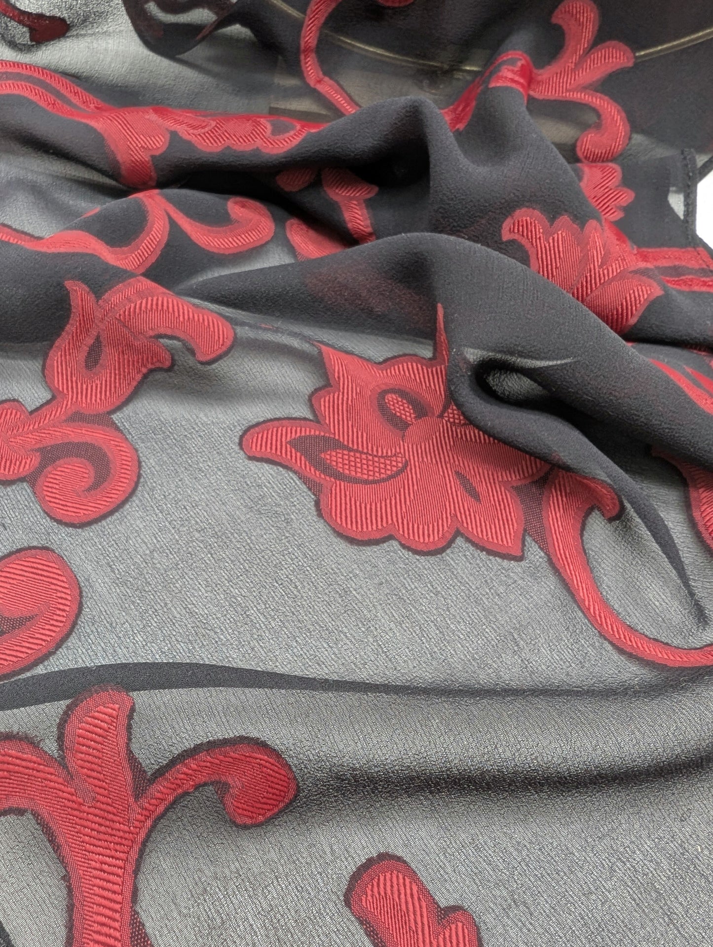 Eleganter schwarzer Chiffon Viskose-Seidenschal mit rotem gewebtem floralem Barockmuster