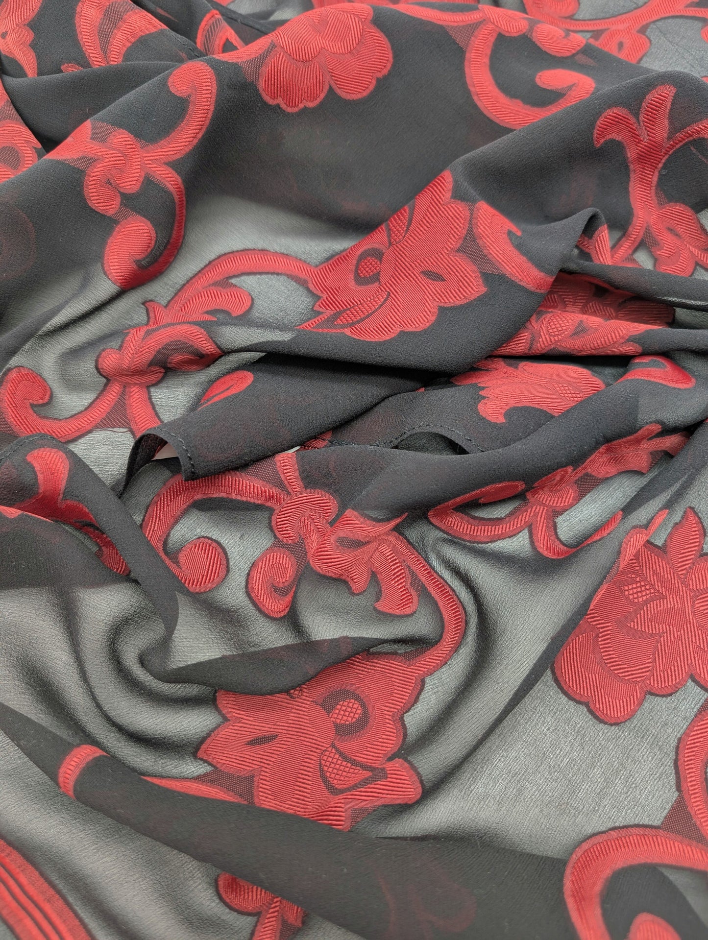 Eleganter schwarzer Chiffon Viskose-Seidenschal mit rotem gewebtem floralem Barockmuster