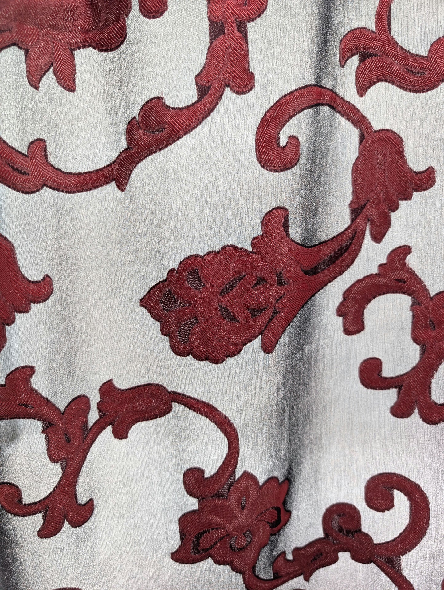 Eleganter schwarzer Chiffon Viskose-Seidenschal mit rotem gewebtem floralem Barockmuster
