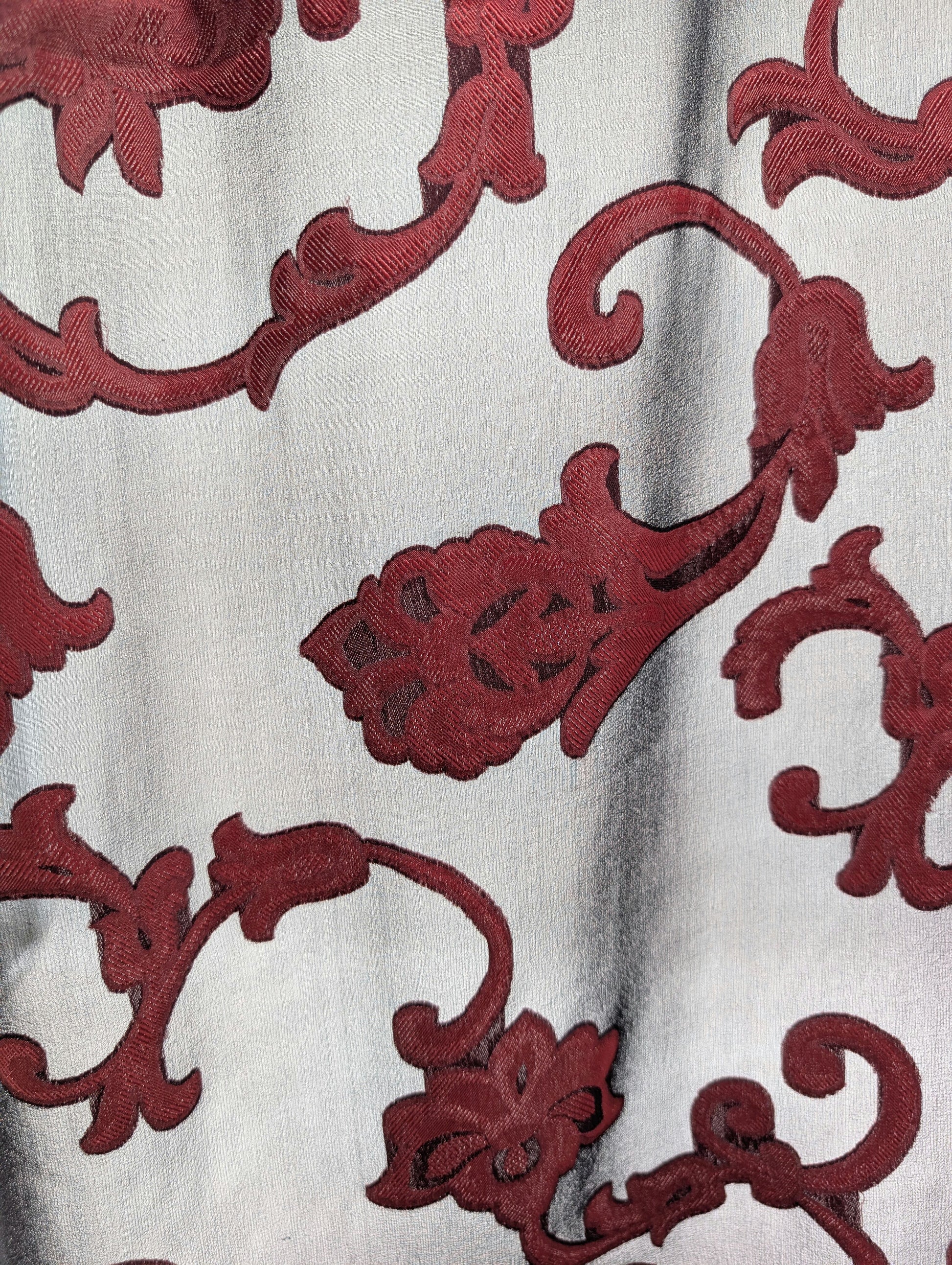 Eleganter schwarzer Chiffon Viskose-Seidenschal mit rotem gewebtem floralem Barockmuster