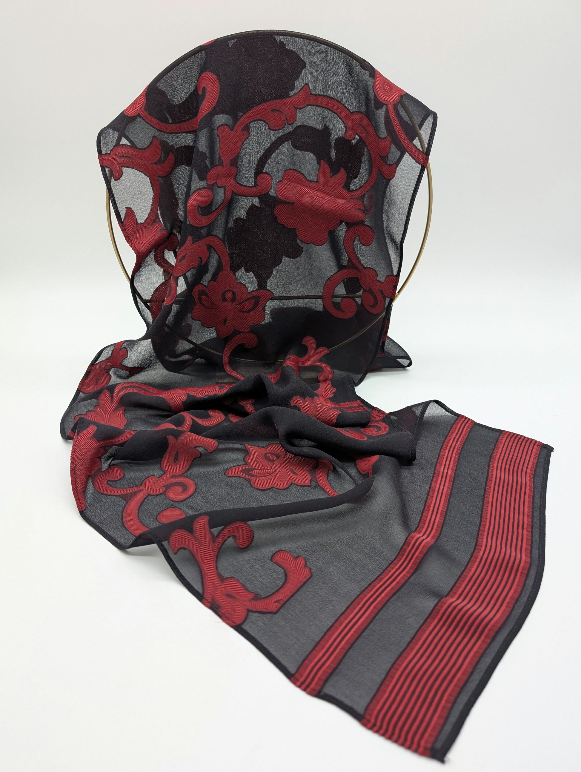 Eleganter schwarzer Chiffon Viskose-Seidenschal mit rotem gewebtem floralem Barockmuster