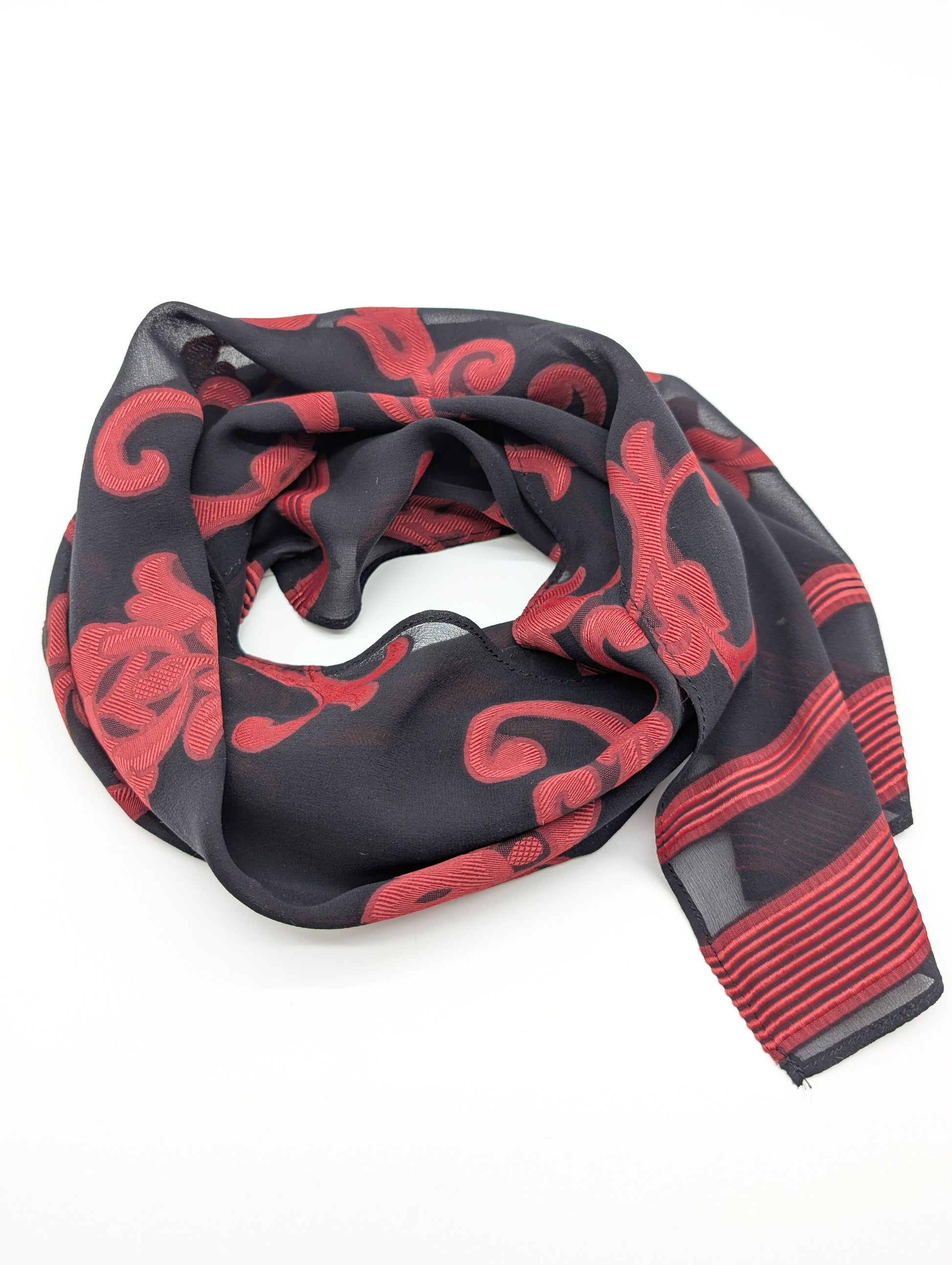 Eleganter schwarzer Chiffon Viskose-Seidenschal mit rotem gewebtem floralem Barockmuster