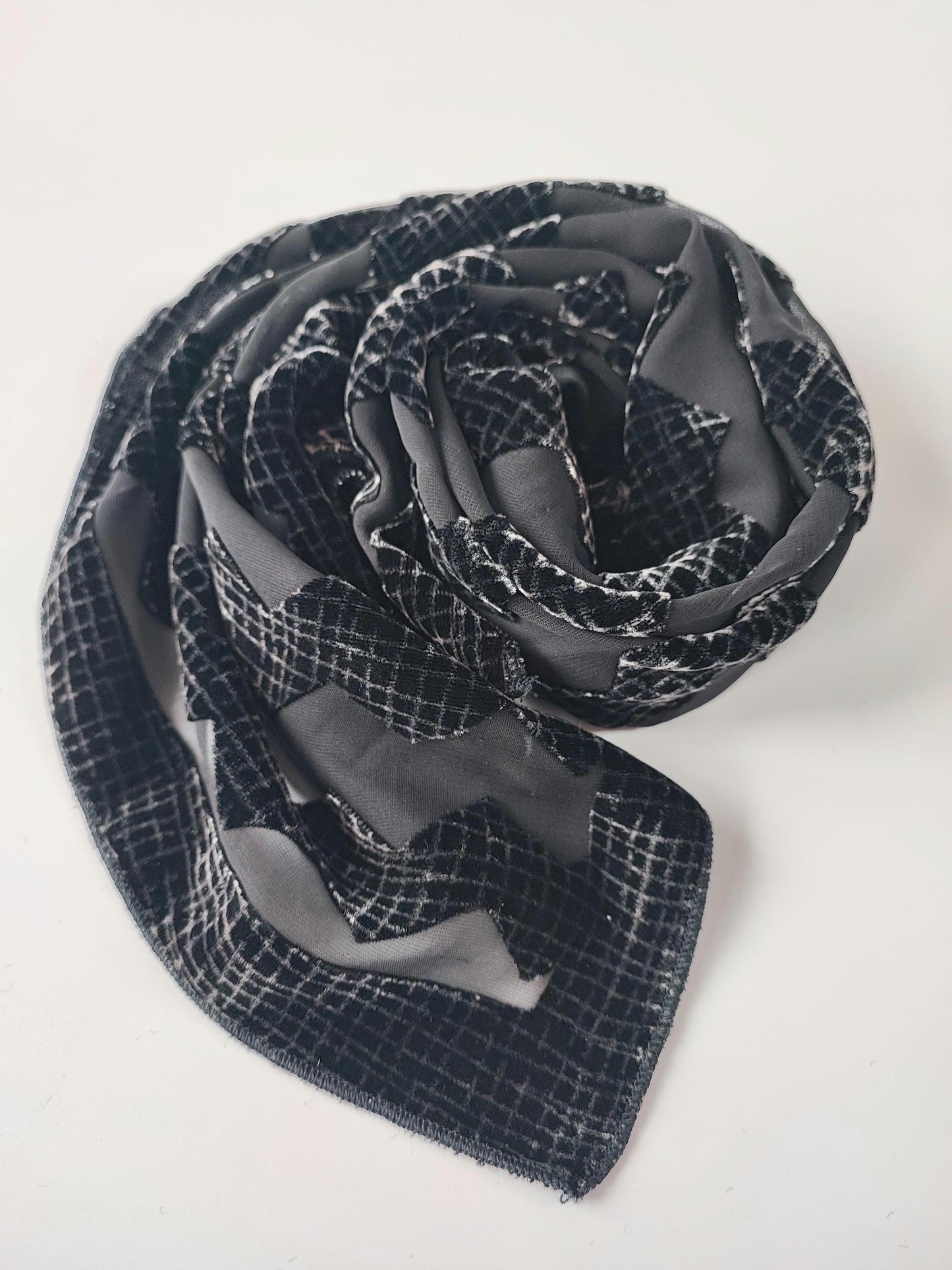 Elegantes Nickituch mit Zickzack-Samtausbrenner