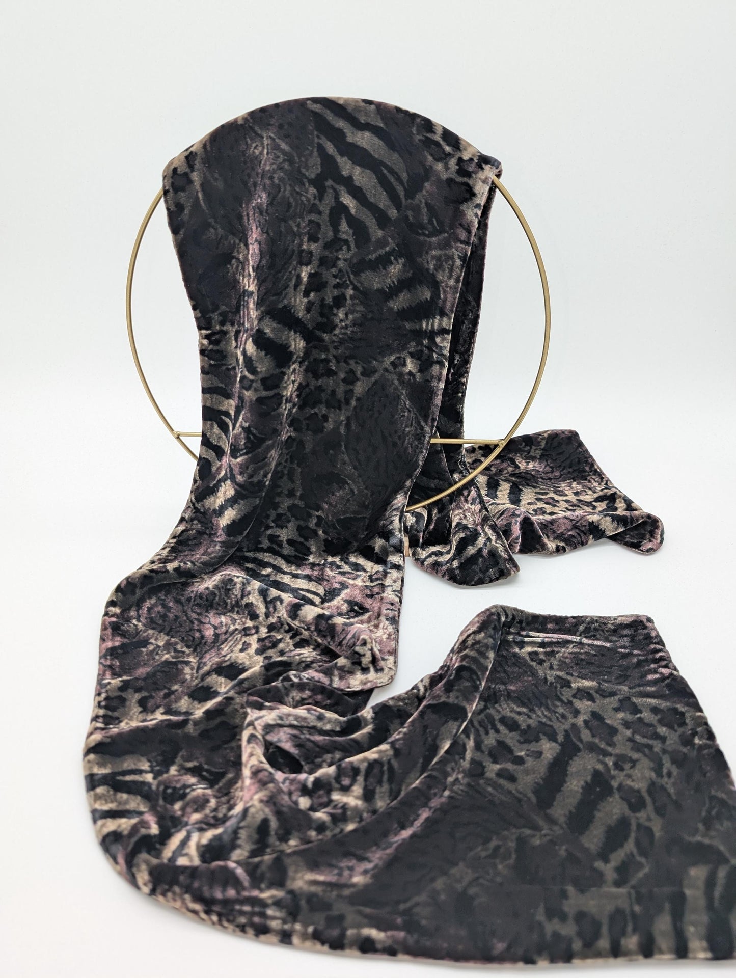 Eleganter doppelseitiger Samtschal mit Leopardenprint
