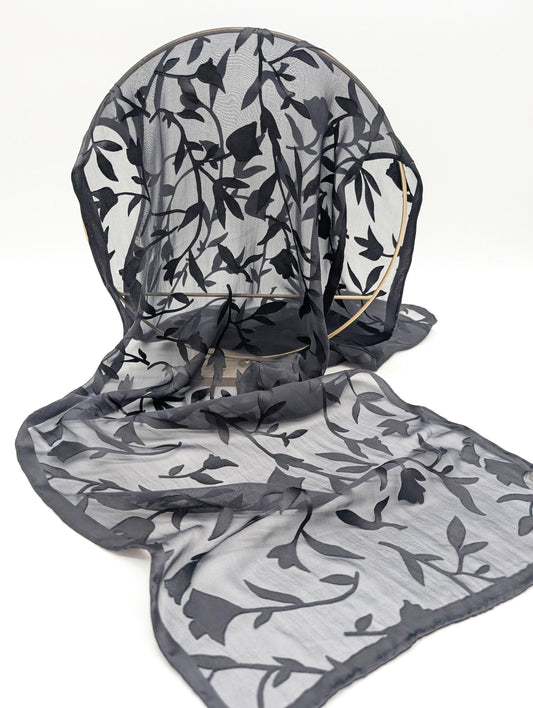 Geschmeidiger Seidenschal mit eleganten floralem Ausbrenner-Muster aus Viskose und Seide