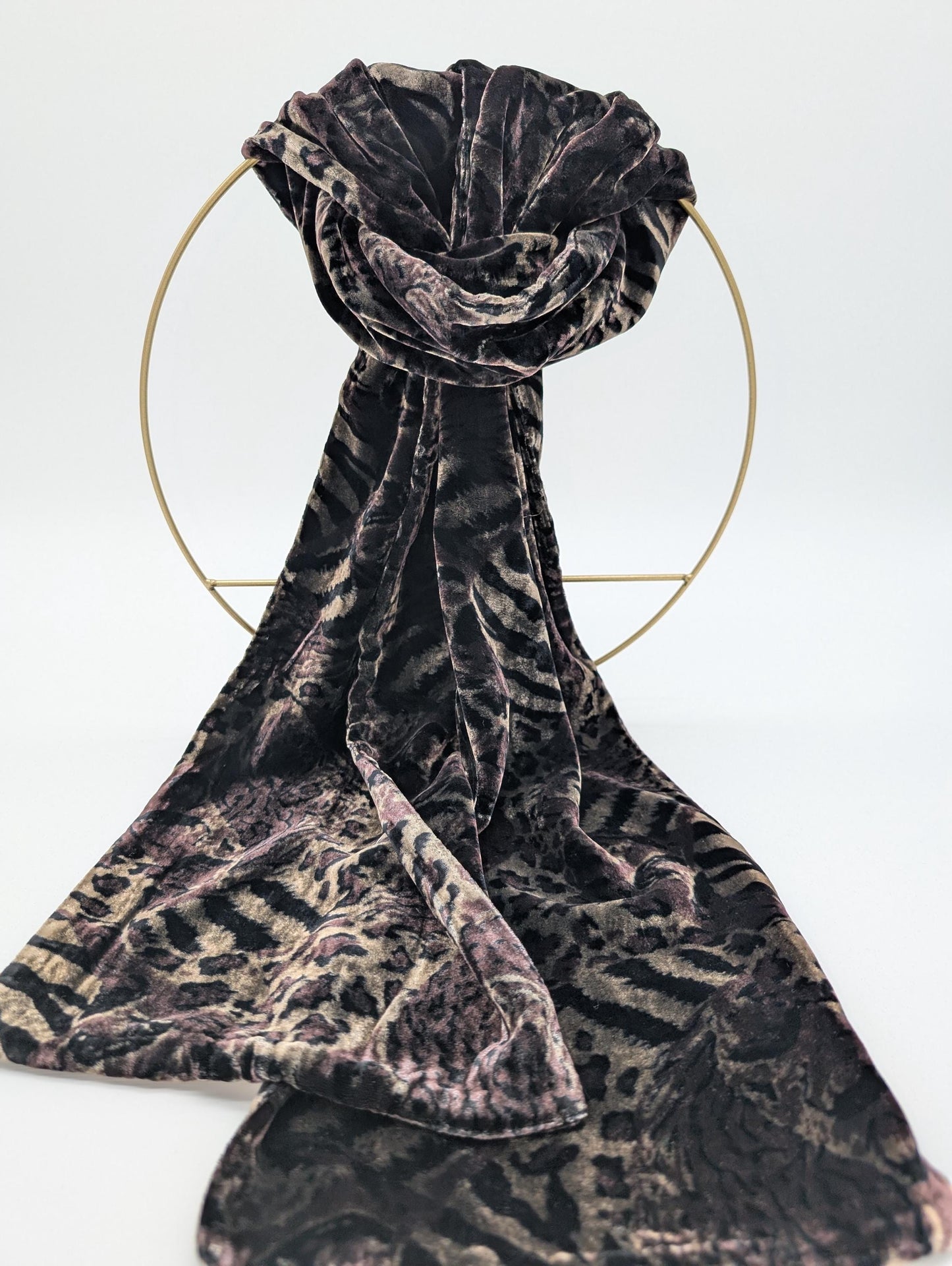 Eleganter doppelseitiger Samtschal mit Leopardenprint