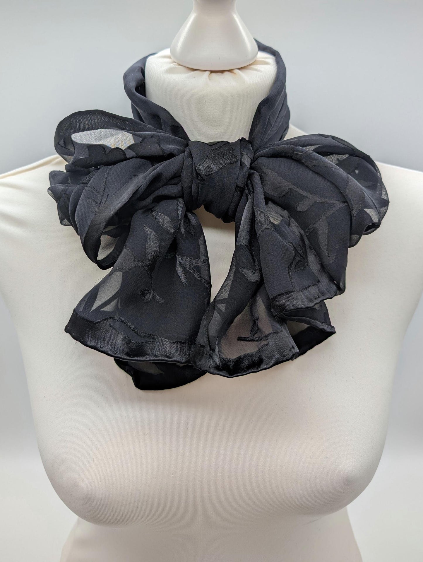 Geschmeidiger Seidenschal mit eleganten floralem Ausbrenner-Muster aus Viskose und Seide